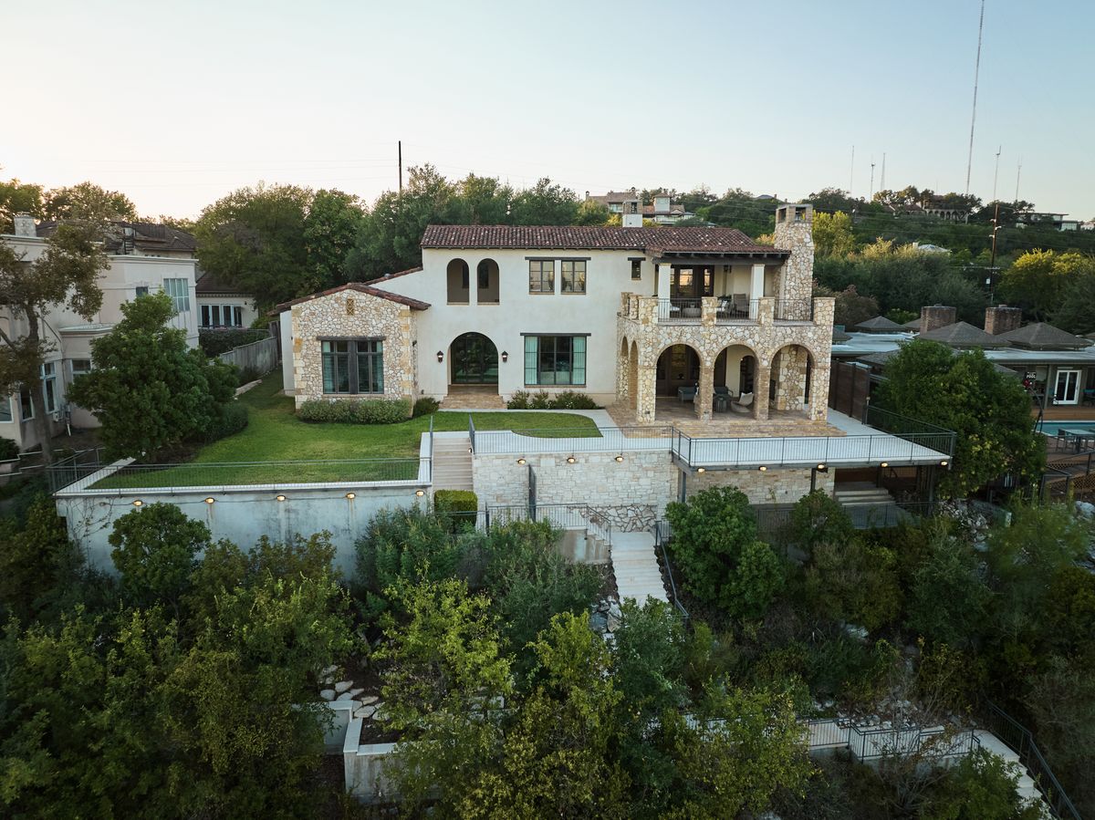 Lakeshore Horizon: Waterfront Villa with Lake & City Views
