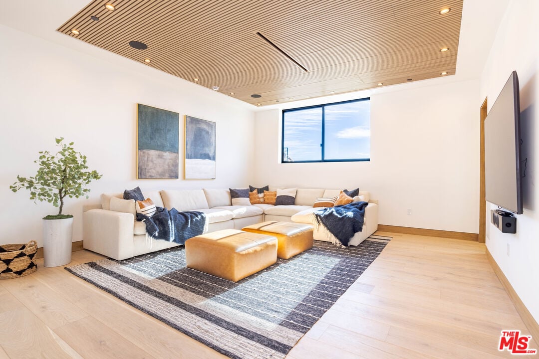 Mulholland Hwy, 90265