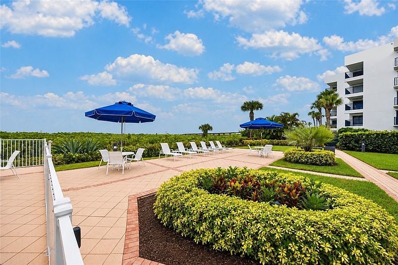 1700 Ocean Dr APT 202V