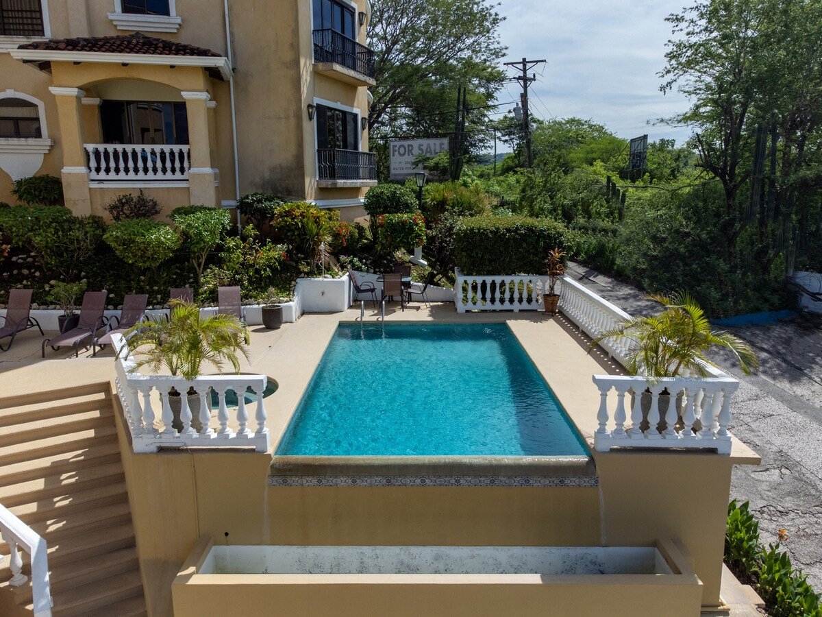 Flamingo Marina Real 11 – Move-in Ready Condo Steps from Flamingo Beach   