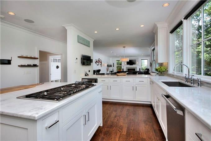 144 Compo Rd N