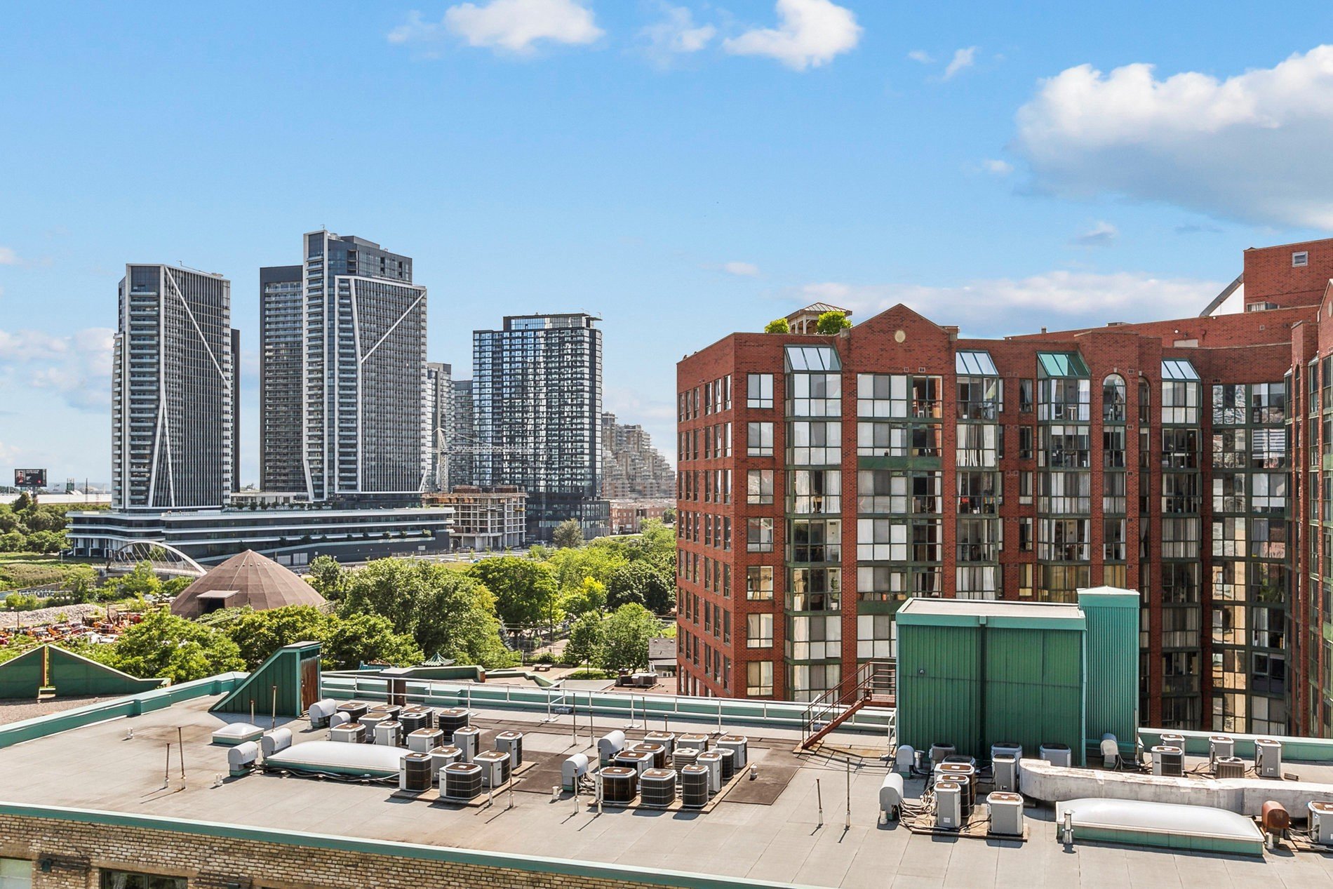 775 King St W Unit: 906