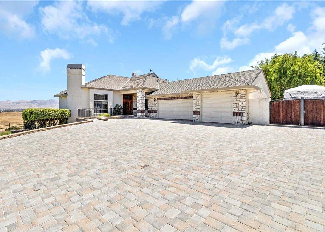 275 Nicholson Dr