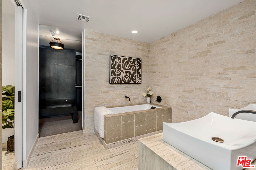 6250 Hollywood Blvd, #10L