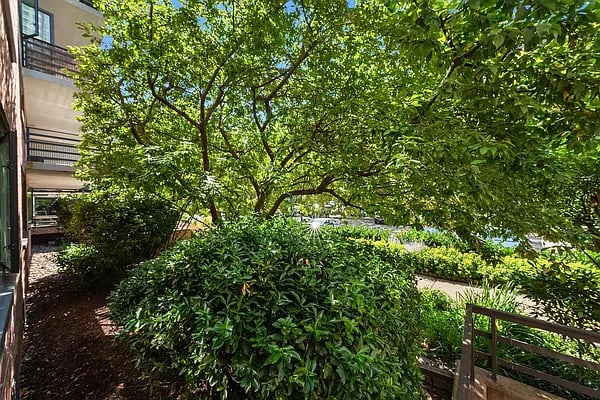 392 Central Park West #1L