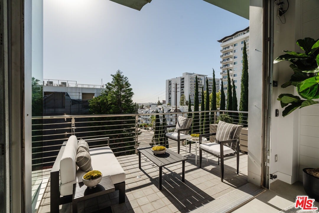 1152 N La Cienega Blvd, #301