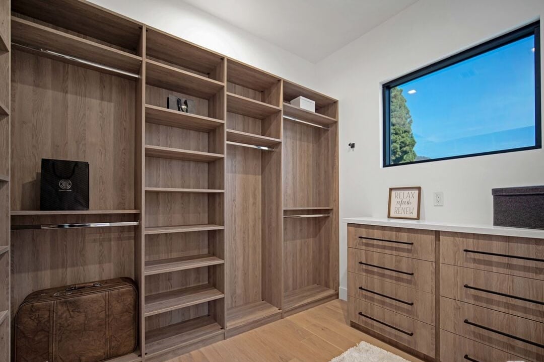 Canyon Lake Dr, 90068