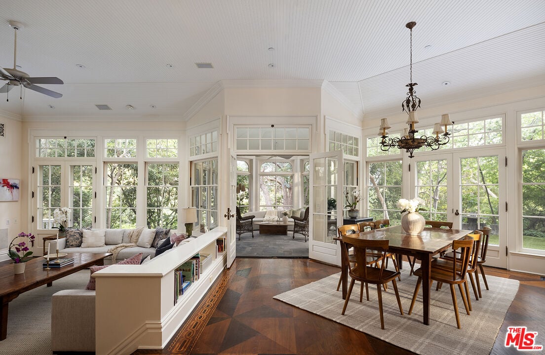 Mandeville Canyon Rd, 90049