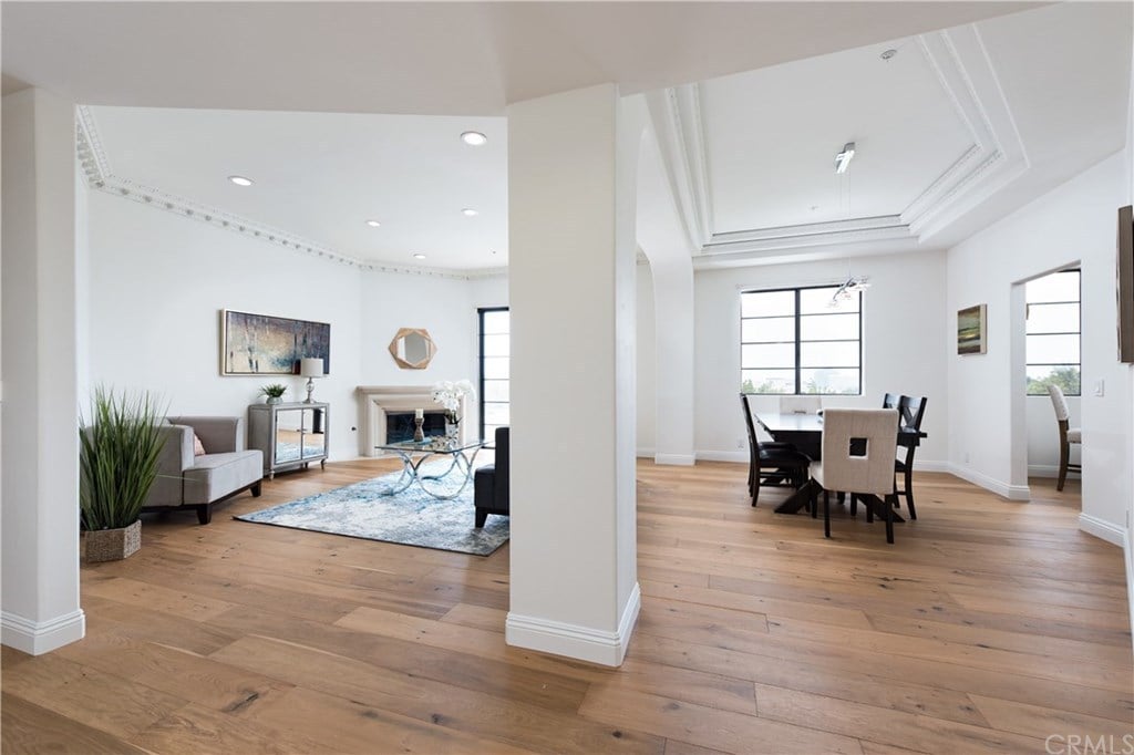 453 S Barrington Ave #405