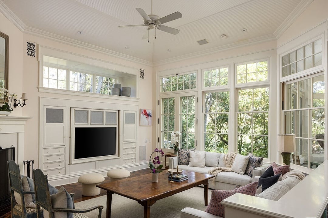 Mandeville Canyon Rd, 90049