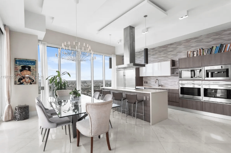 LUXURY IN THE MIAMI SKY