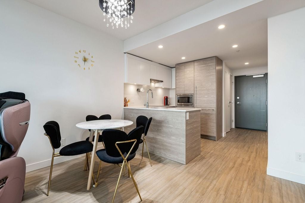 13655 Fraser Hwy, #1811
