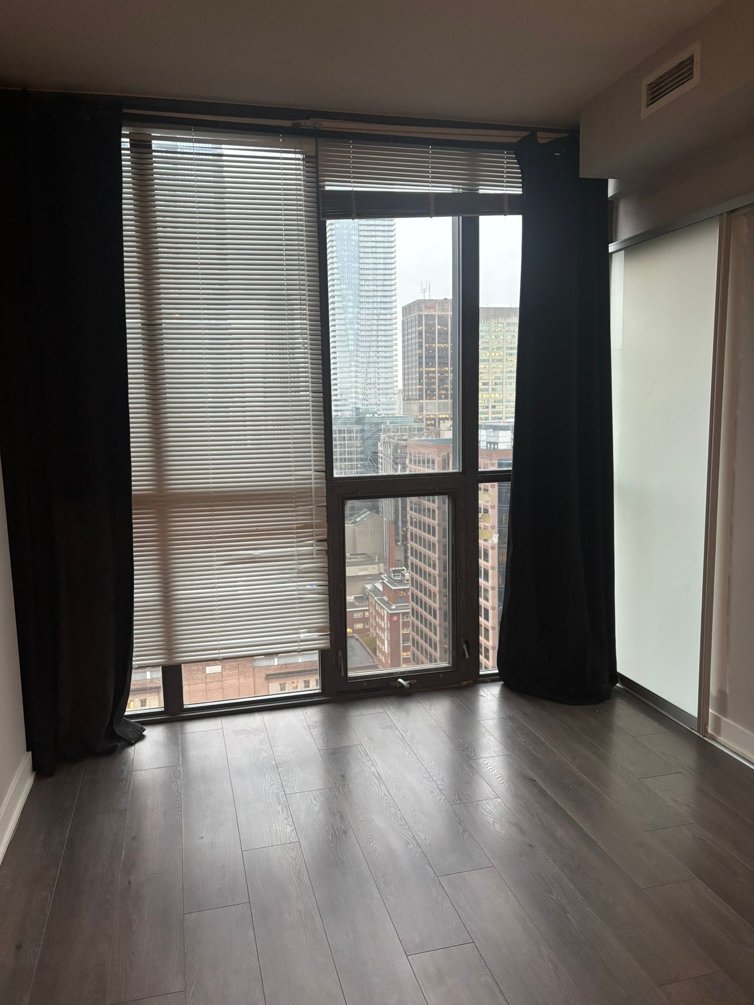 110 Charles St E #2807