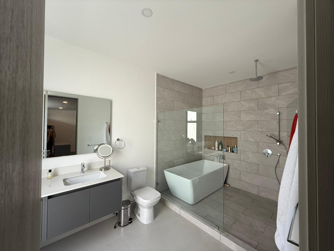 Gated Contemporary Family Home, Santa Ana, San Jose