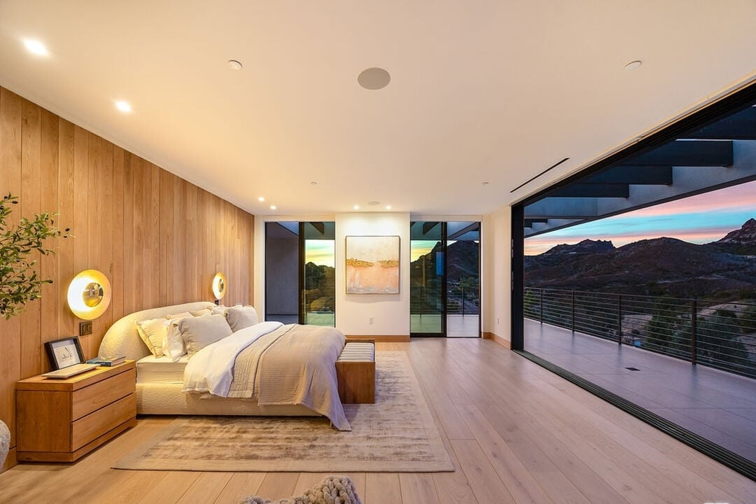 Mulholland Hwy, 90265