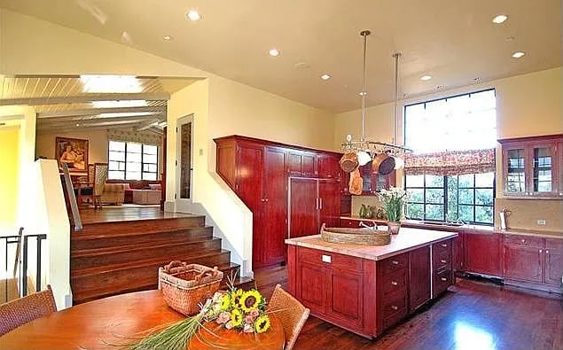 9371 Beverly Crest Dr