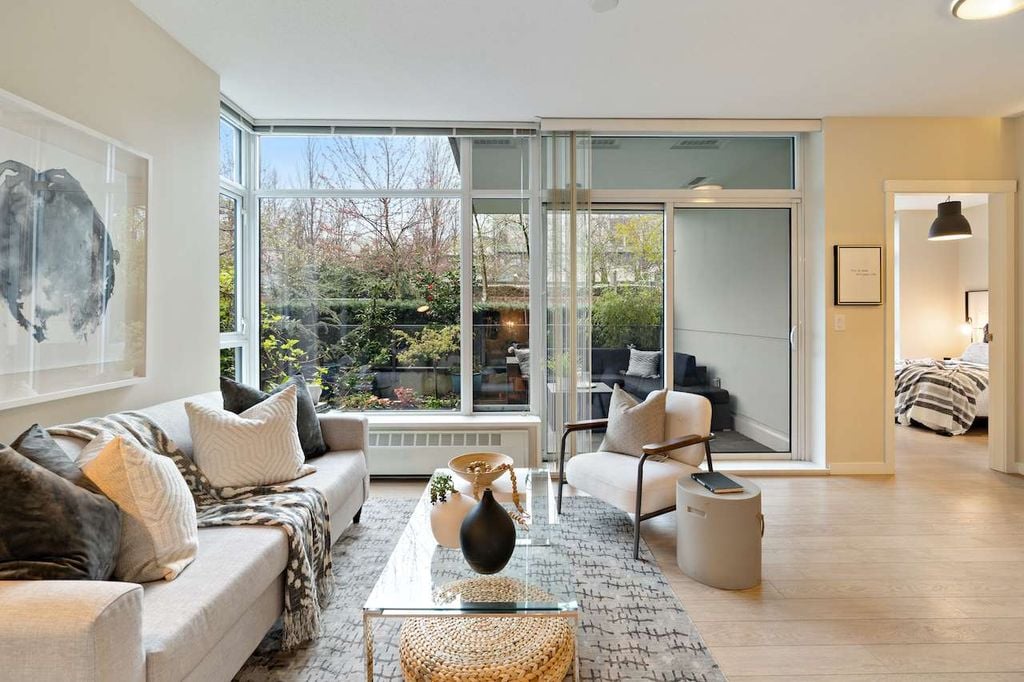 135 W 2nd St, #101