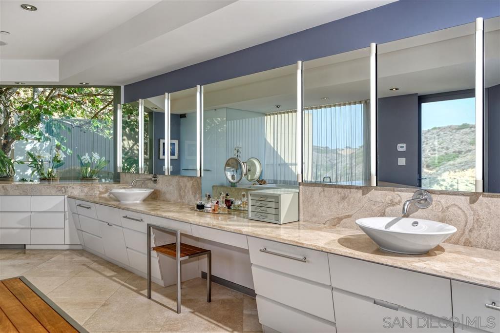 9828 La Jolla Farms Rd