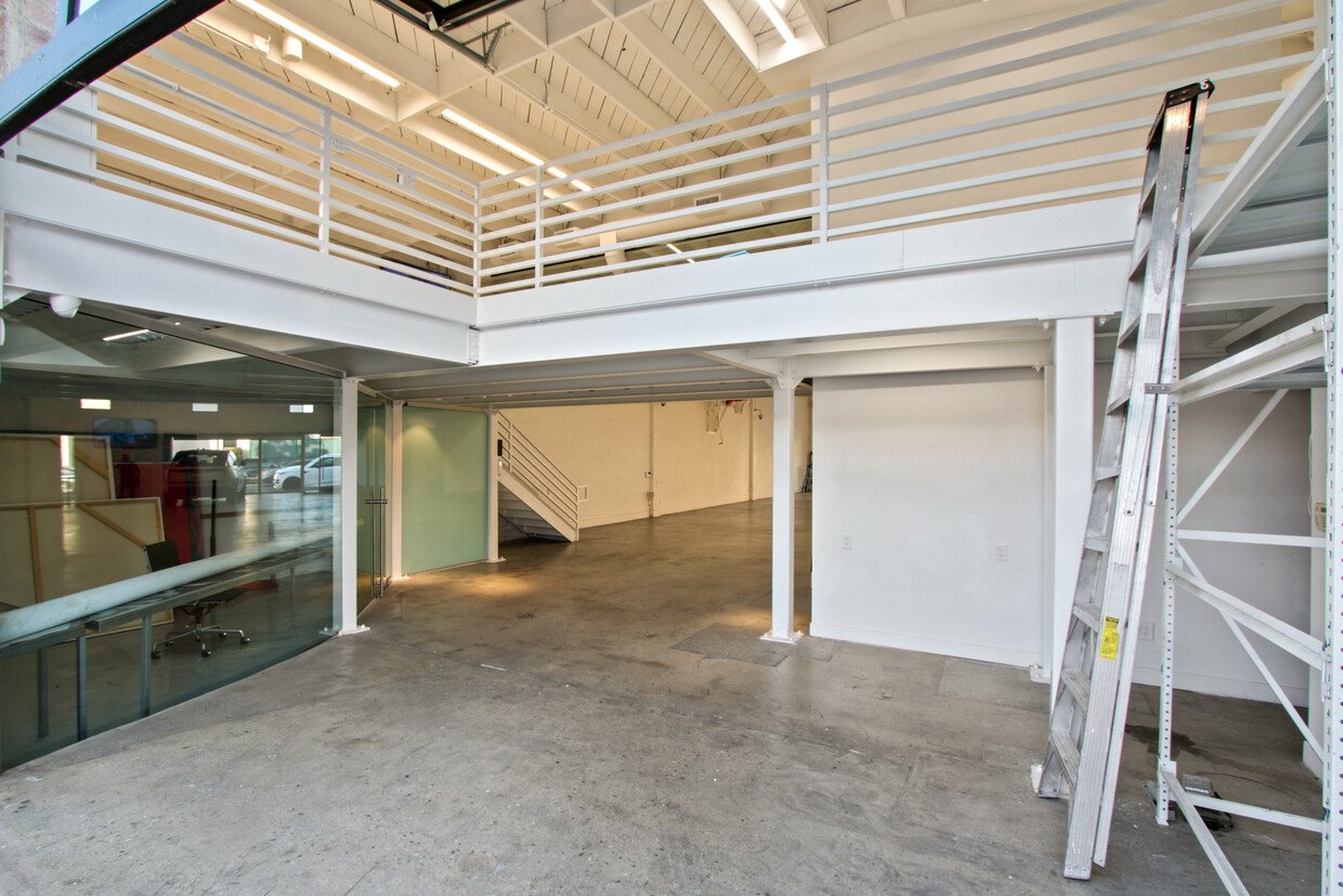 165-171 S Roberston Blvd