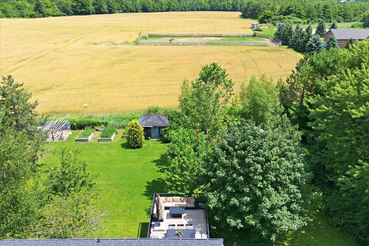 Country setting 10 minutes from the city!