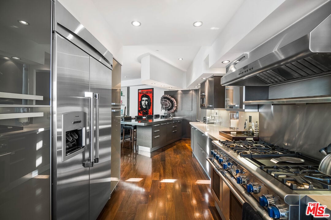 Luminor Crest, Viewmont Dr, 90069