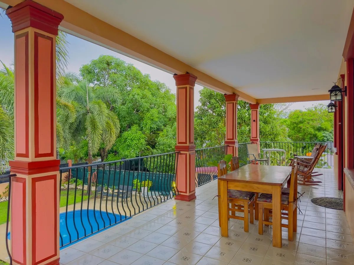 Spacious Living Near Town and Beach