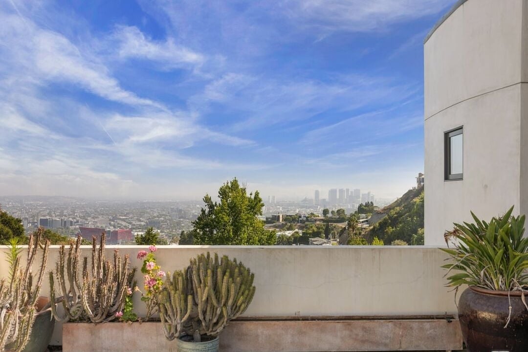 Aria Manor, Sunset Plaza Dr, 90069