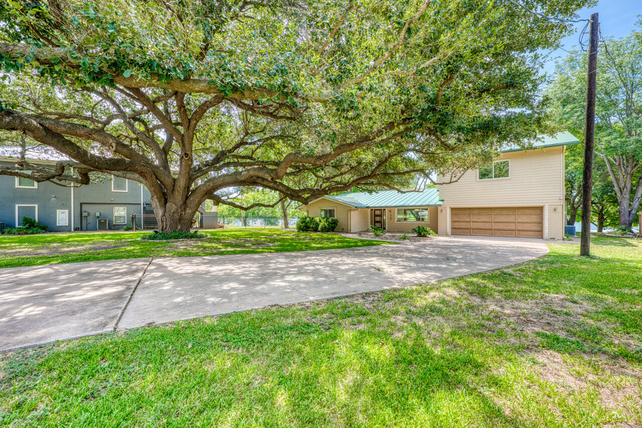 1704 Bluebonnet Lane