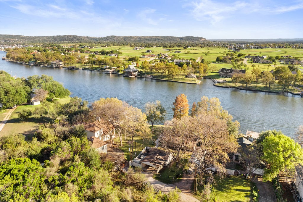 Stunning Waterfront Retreat in the Heart of Kingsland