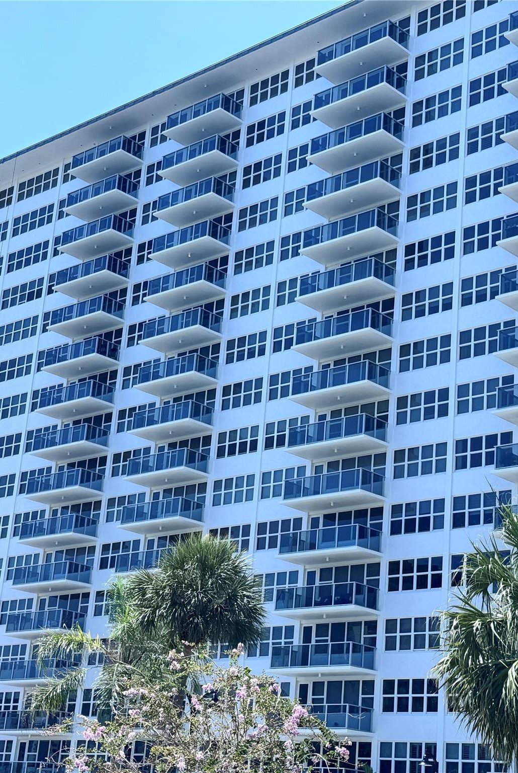 Fort Lauderdale condo tower where Michael Miguel Gómez sold a unit