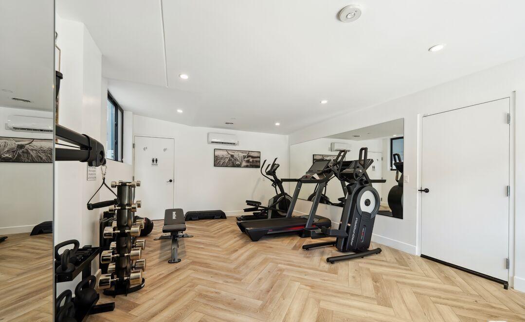 137 N Doheny Dr