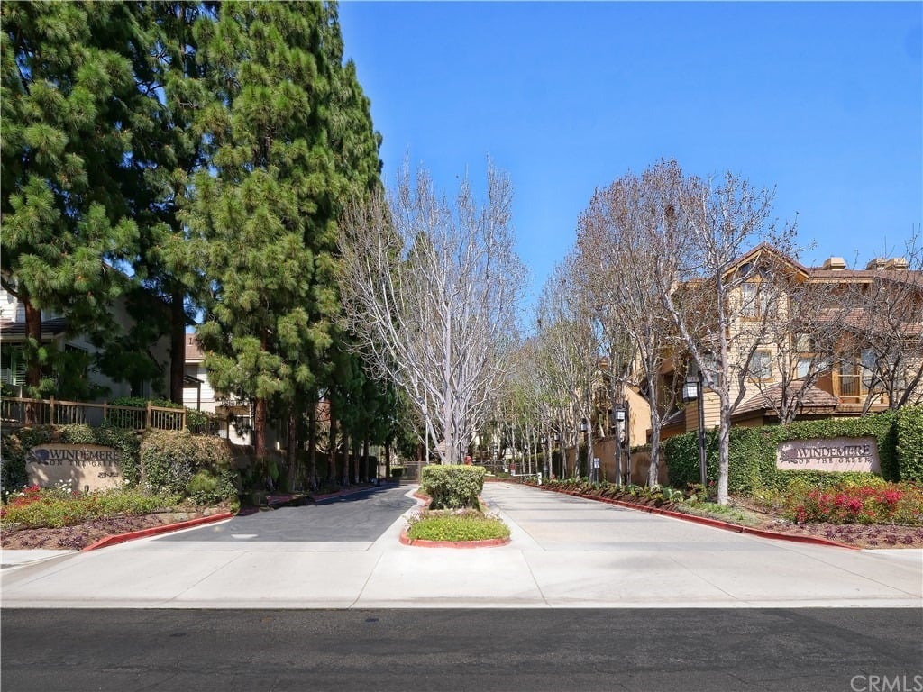 2563 Plaza Del Amo #204
