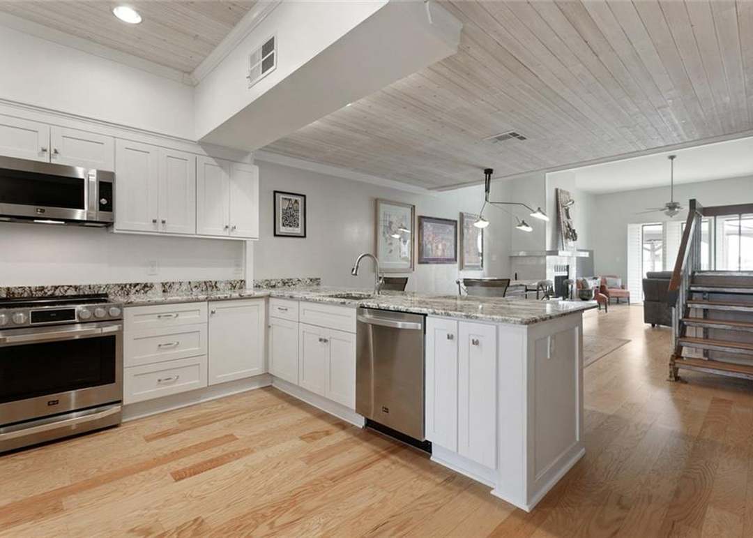 7300 Lakeshore Drive #21