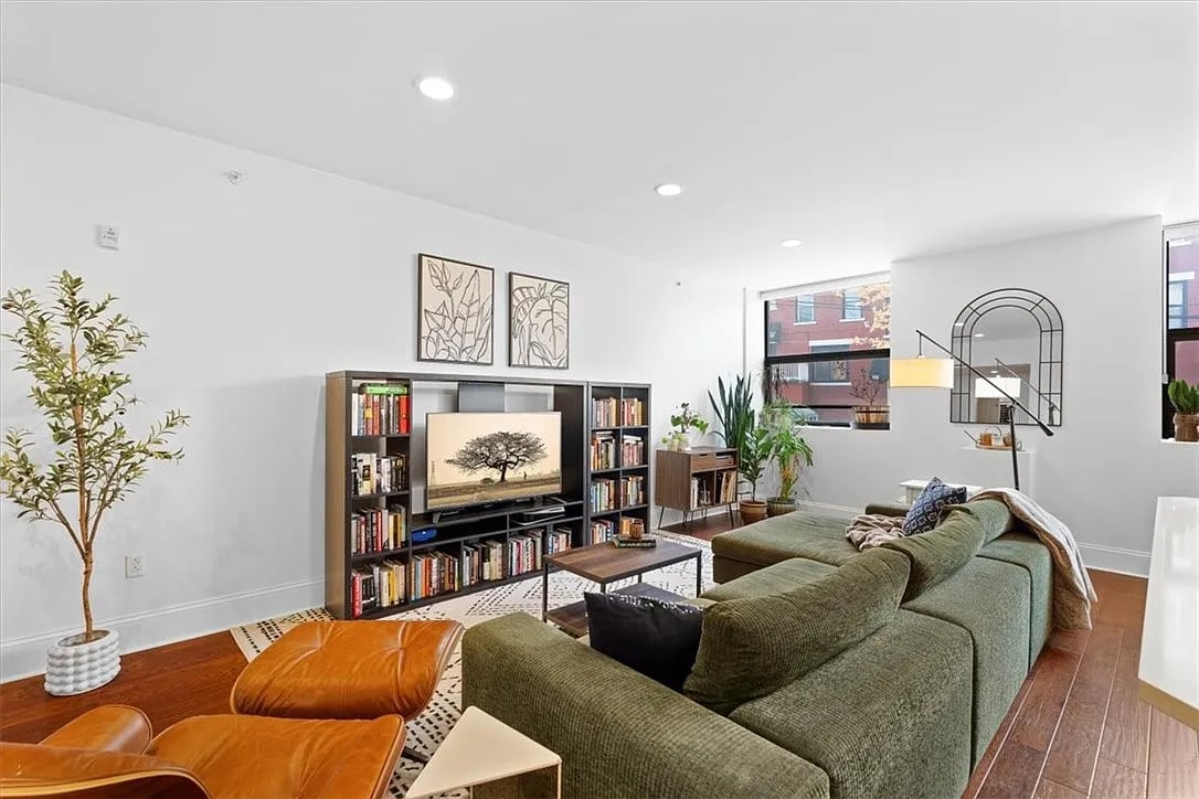 5267 Holmes St, #104