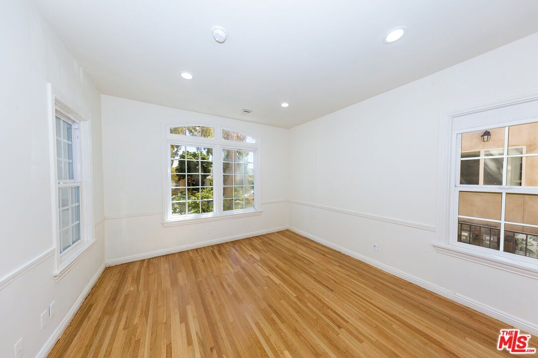 1105 S La Peer Dr
