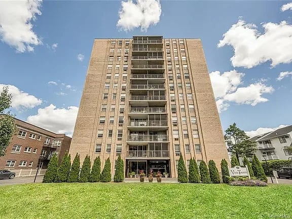 65 Glenbrook Road Unit: 11E