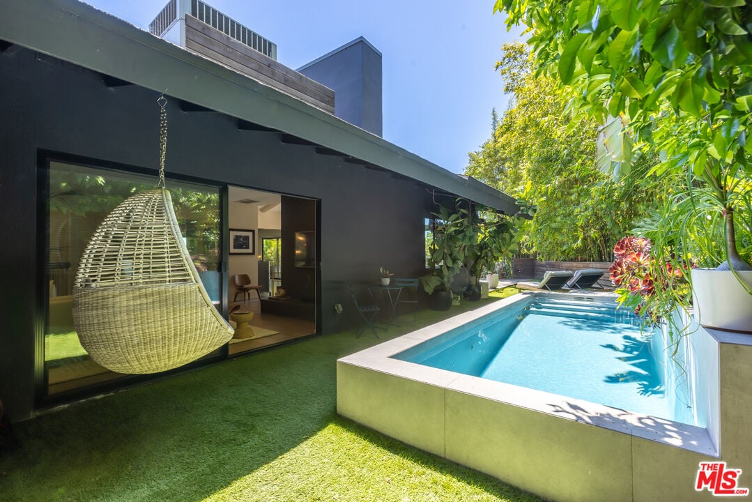 Halo Crest, Queens Rd, 90069