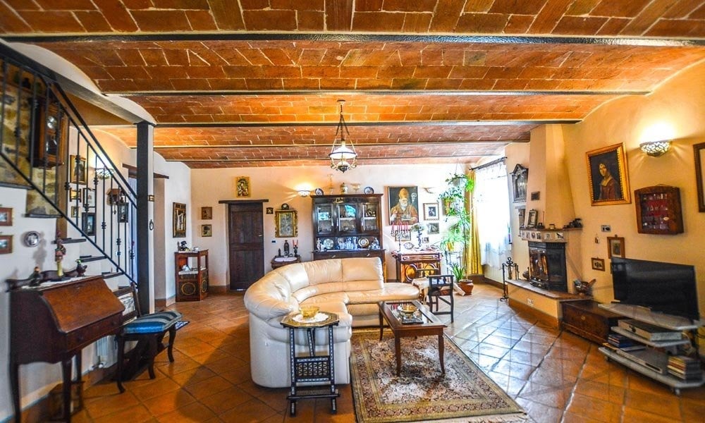 19th Century Farmhouse Near Lake Trasimeno