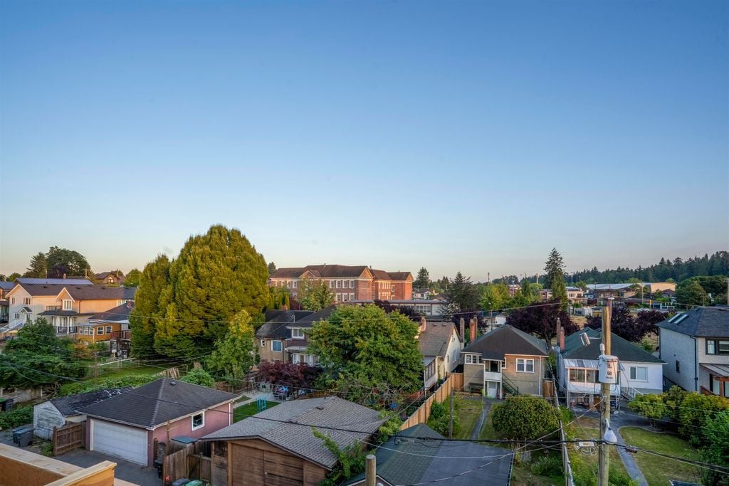 90 W King Edward Ave, #215
