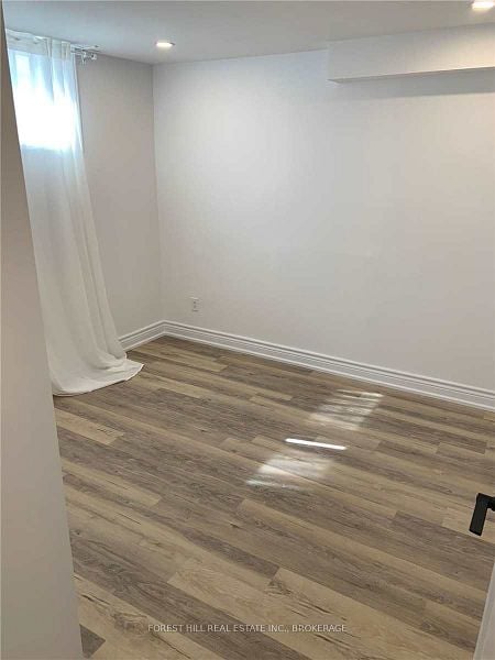 291 Brighton Ave Unit: Lower
