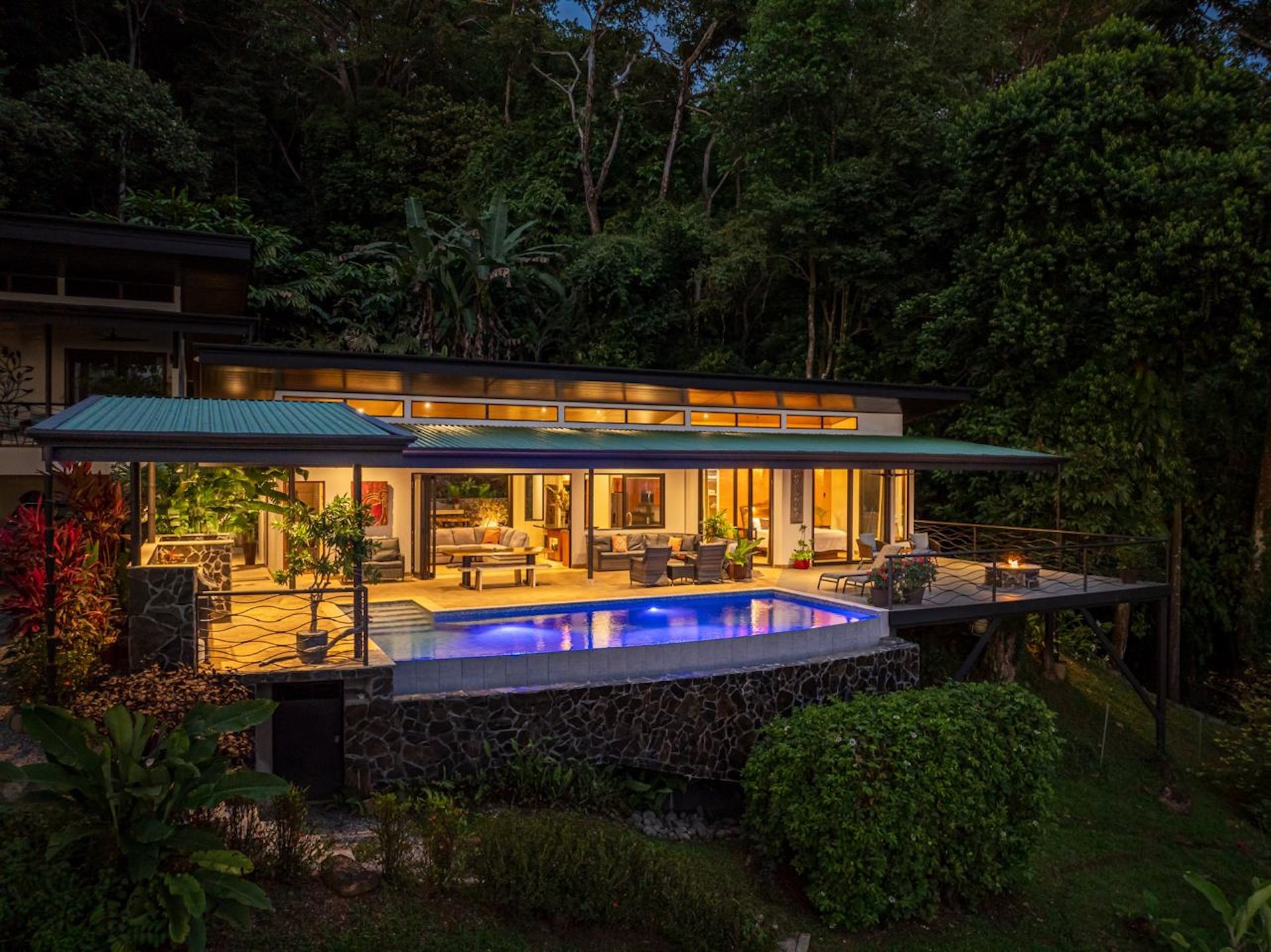 Casa Meraki: Modern Tropical Living with Whale’s Tail Views in Uvita