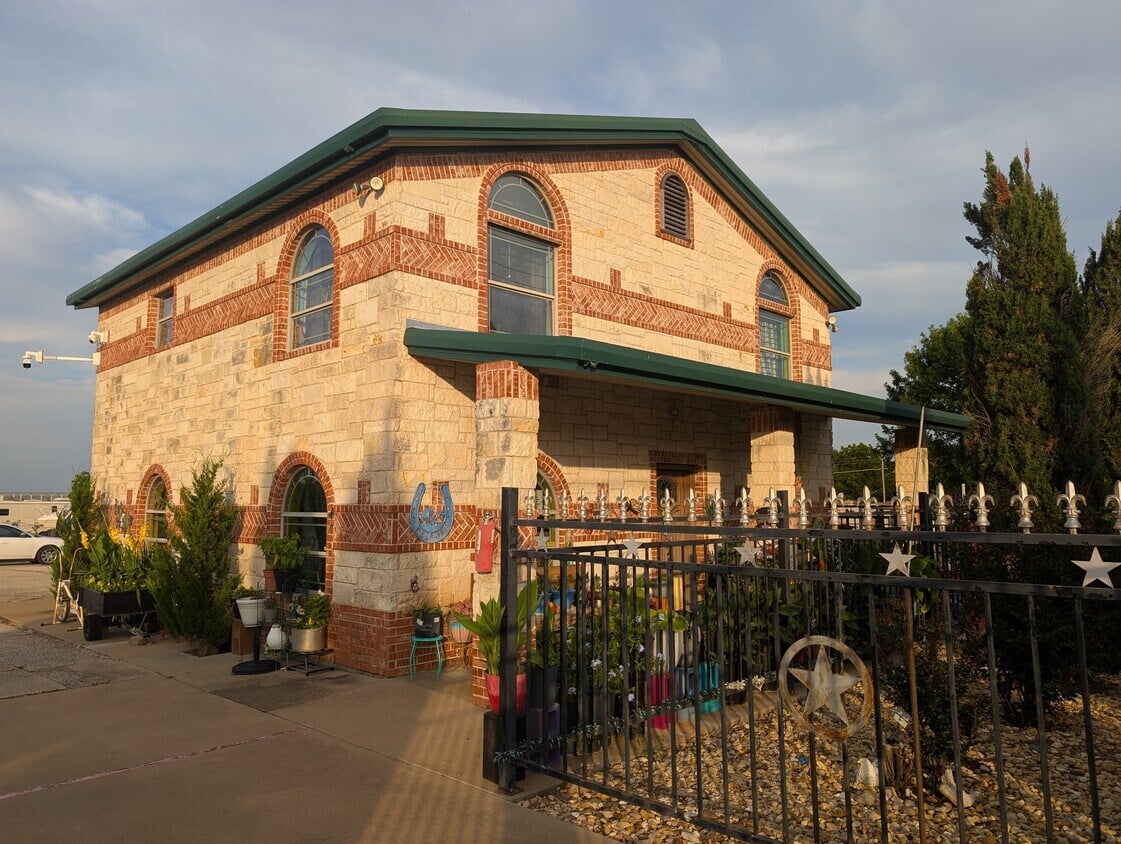 2050 S Main St