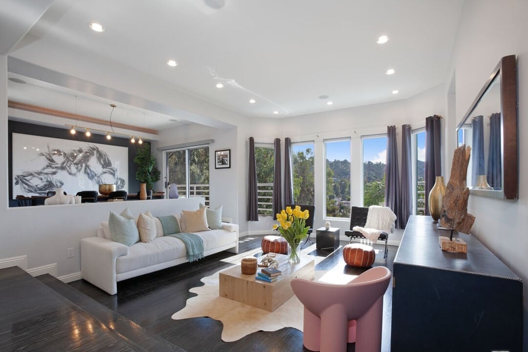 Solaris Manor, N Knoll Dr, 90068