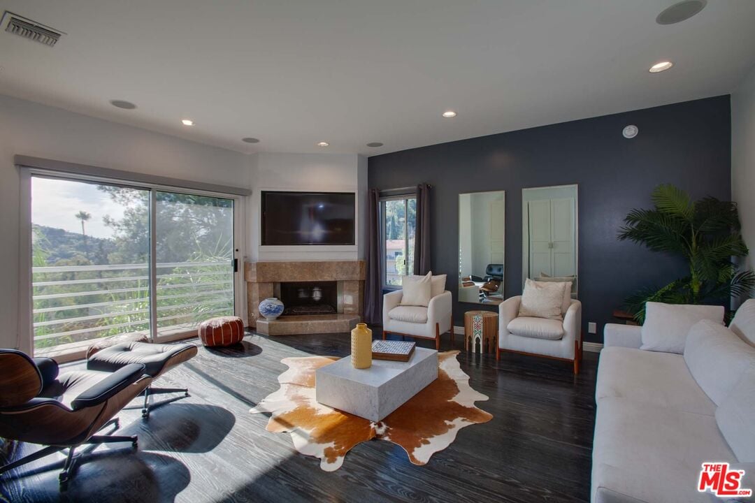 Solaris Manor, N Knoll Dr, 90068