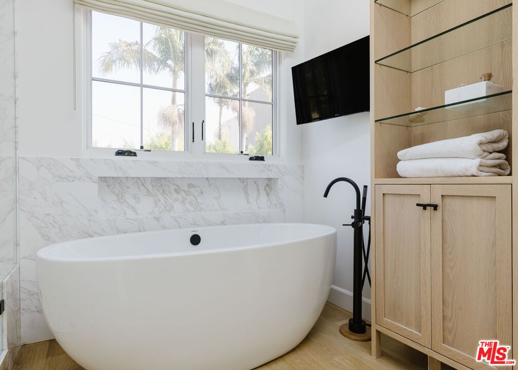 Solaris Pavilion, Westbourne Dr, 90048