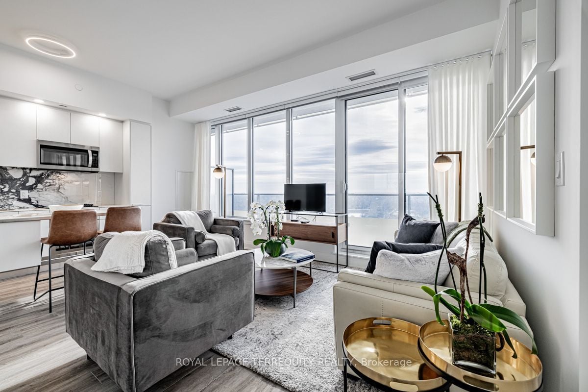 BEAUTIFUL CORNER PENTHOUSE