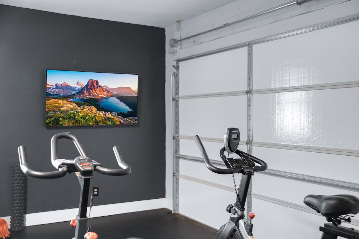 Huge Golf Course Home-Free Heated Pool/Theatre/Gym