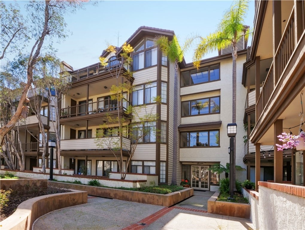 2563 Plaza Del Amo #204