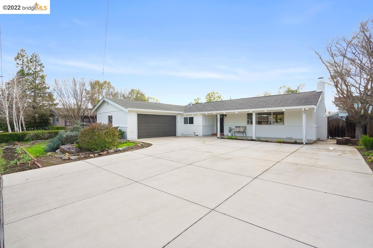 909 Holiday Ct