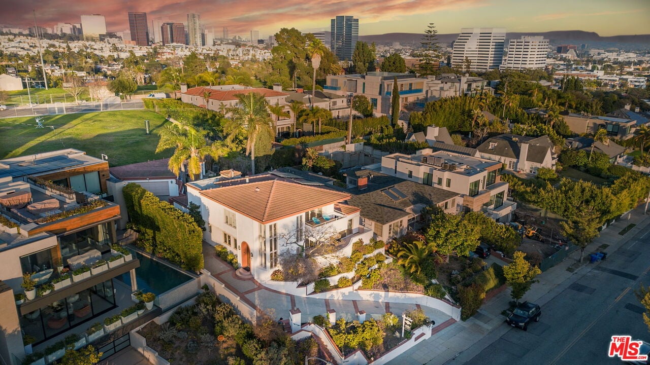 905 Berkeley St, 90403